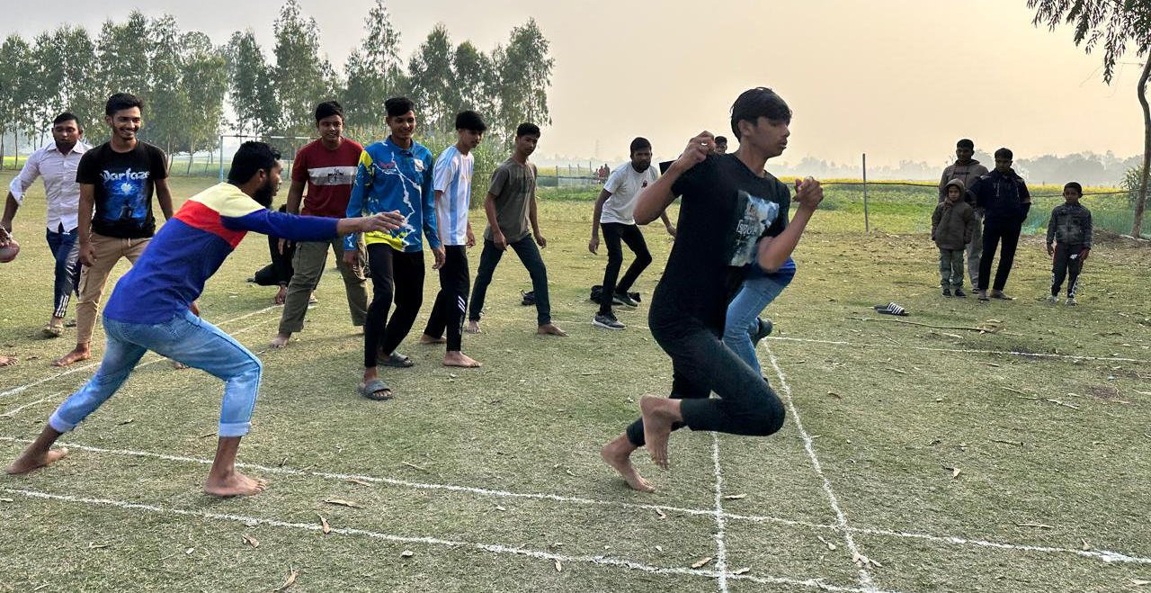 আত্রাইয়ের শাহাগোলা ইউনিয়নের মিরাপুর গ্রামের একটি খেলার মাঠে ‘গ্রাম উৎসব’ ব্যানারে এই ব্যতিক্রমী আয়োজন করা হয়। যান্ত্রিক জীবনের ব্যস্ততা ভুলে শেকড়ের টানে প্রাণের স্পন্দনে এই মিলনমেলায় মেতে ওঠেন আবালবৃদ্ধবনিতা – ছবি আমাদের আত্রাই